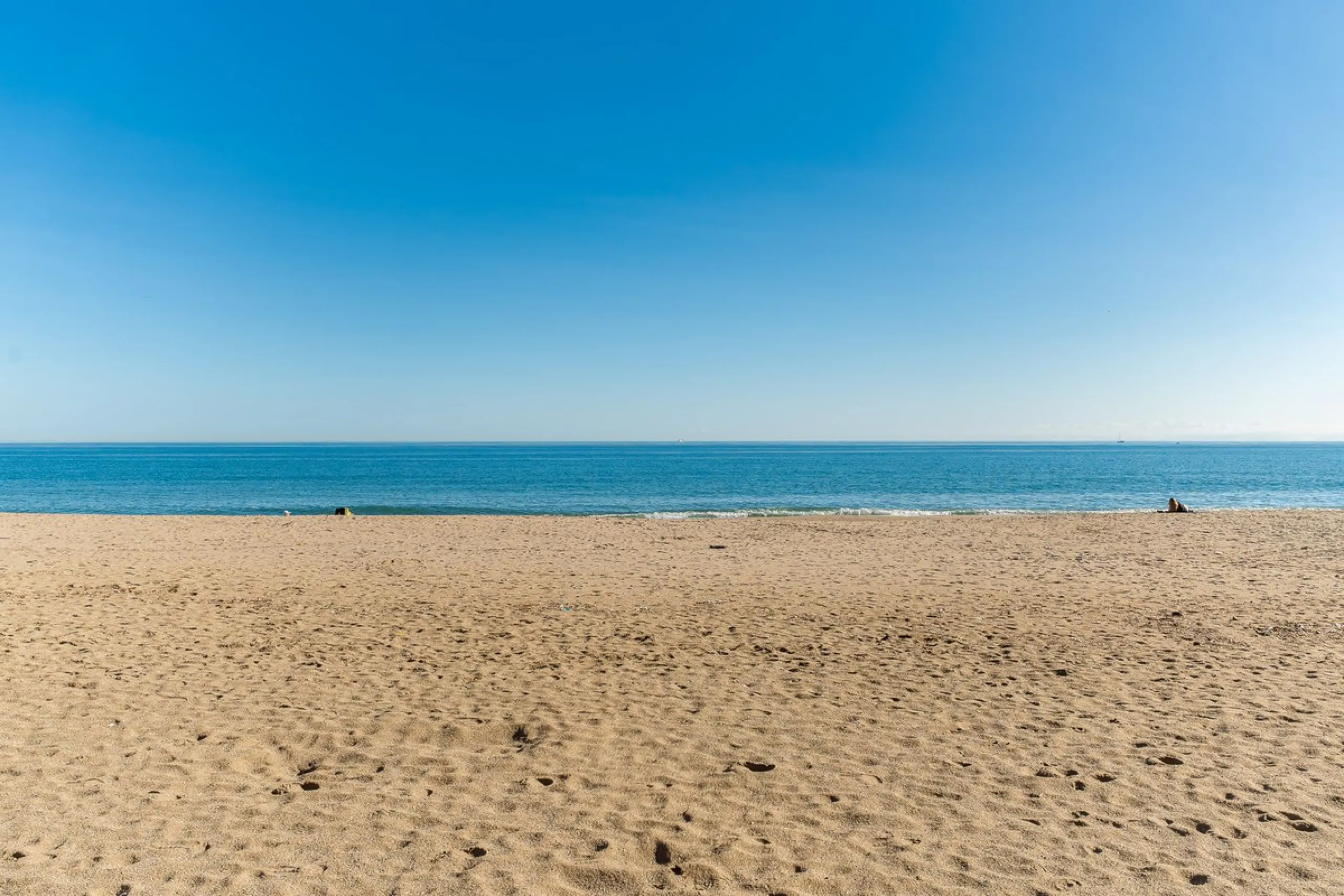 Discover this pristine, fully furnished 1-bedroom apartment in the iconic Edificio Perla 5, ideally positioned frontline beach in the very heart of Fuengirola, Málaga. Priced at €322,500, this residence offers spectacular beach and city views, combining M