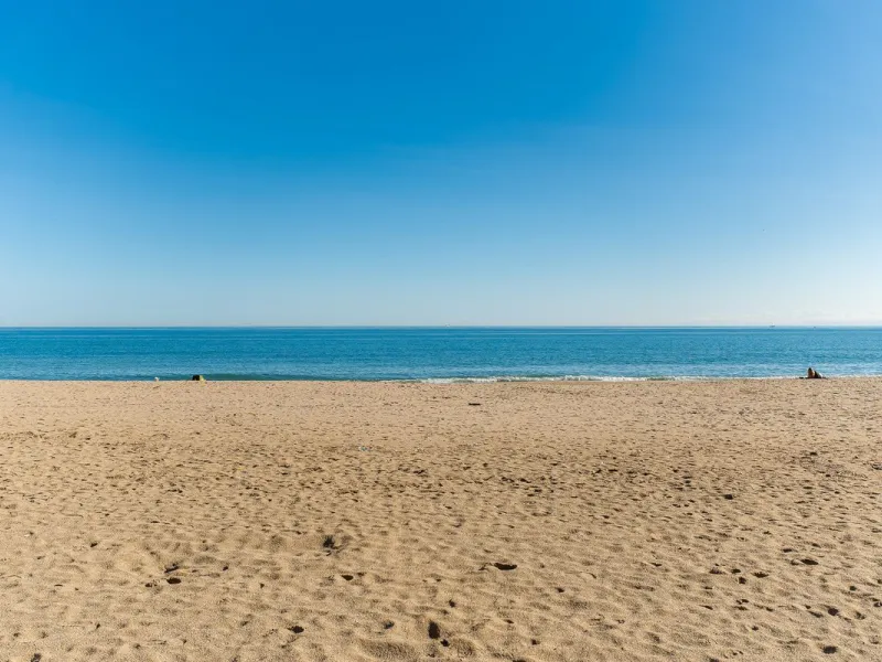Discover this pristine, fully furnished 1-bedroom apartment in the iconic Edificio Perla 5, ideally positioned frontline beach in the very heart of Fuengirola, Málaga. Priced at €322,500, this residence offers spectacular beach and city views, combining M