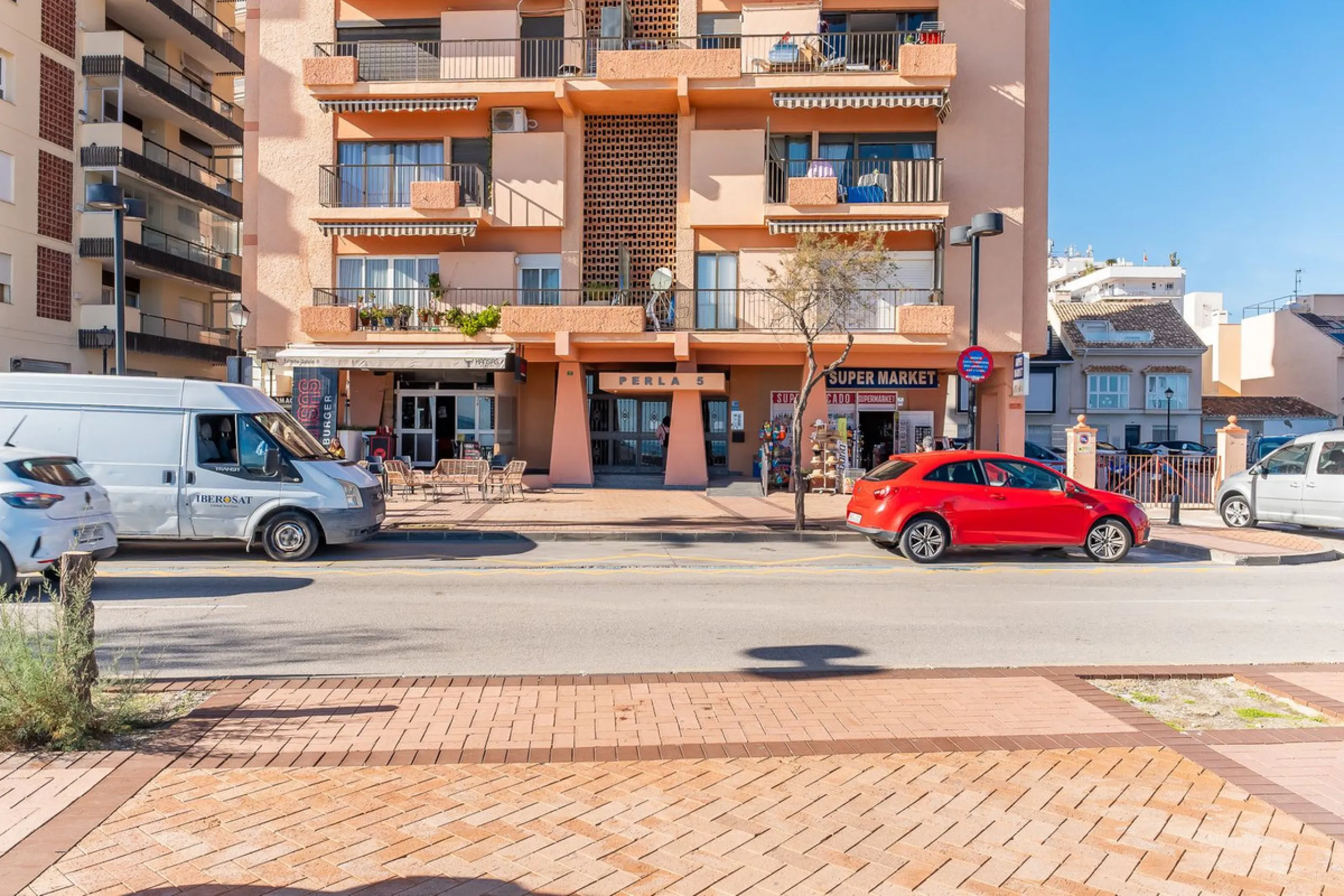Discover this pristine, fully furnished 1-bedroom apartment in the iconic Edificio Perla 5, ideally positioned frontline beach in the very heart of Fuengirola, Málaga. Priced at €322,500, this residence offers spectacular beach and city views, combining M