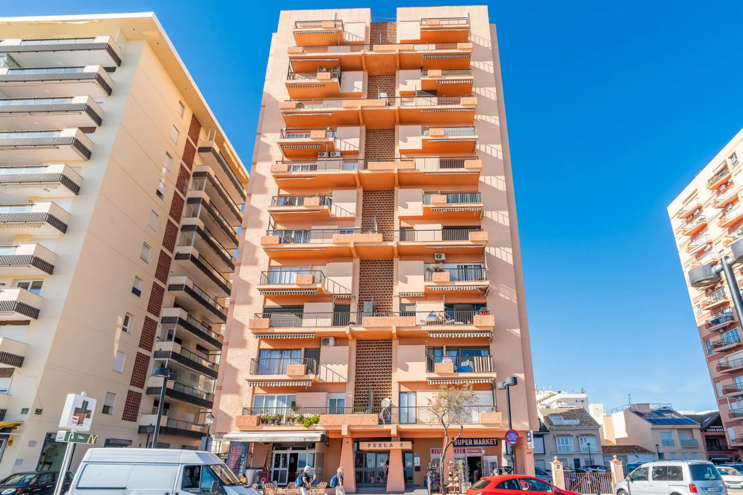 Discover this pristine, fully furnished 1-bedroom apartment in the iconic Edificio Perla 5, ideally positioned frontline beach in the very heart of Fuengirola, Málaga. Priced at €322,500, this residence offers spectacular beach and city views, combining M
