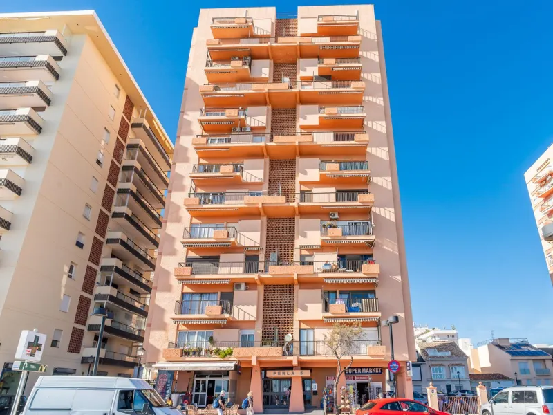 Discover this pristine, fully furnished 1-bedroom apartment in the iconic Edificio Perla 5, ideally positioned frontline beach in the very heart of Fuengirola, Málaga. Priced at €322,500, this residence offers spectacular beach and city views, combining M