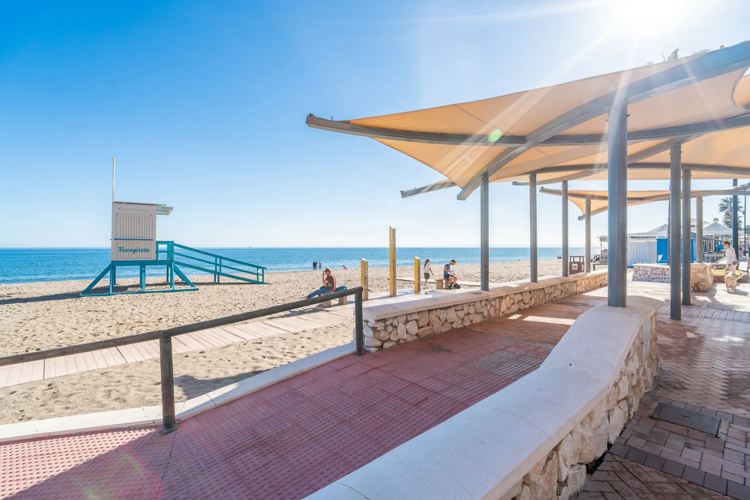 Discover this pristine, fully furnished 1-bedroom apartment in the iconic Edificio Perla 5, ideally positioned frontline beach in the very heart of Fuengirola, Málaga. Priced at €322,500, this residence offers spectacular beach and city views, combining M
