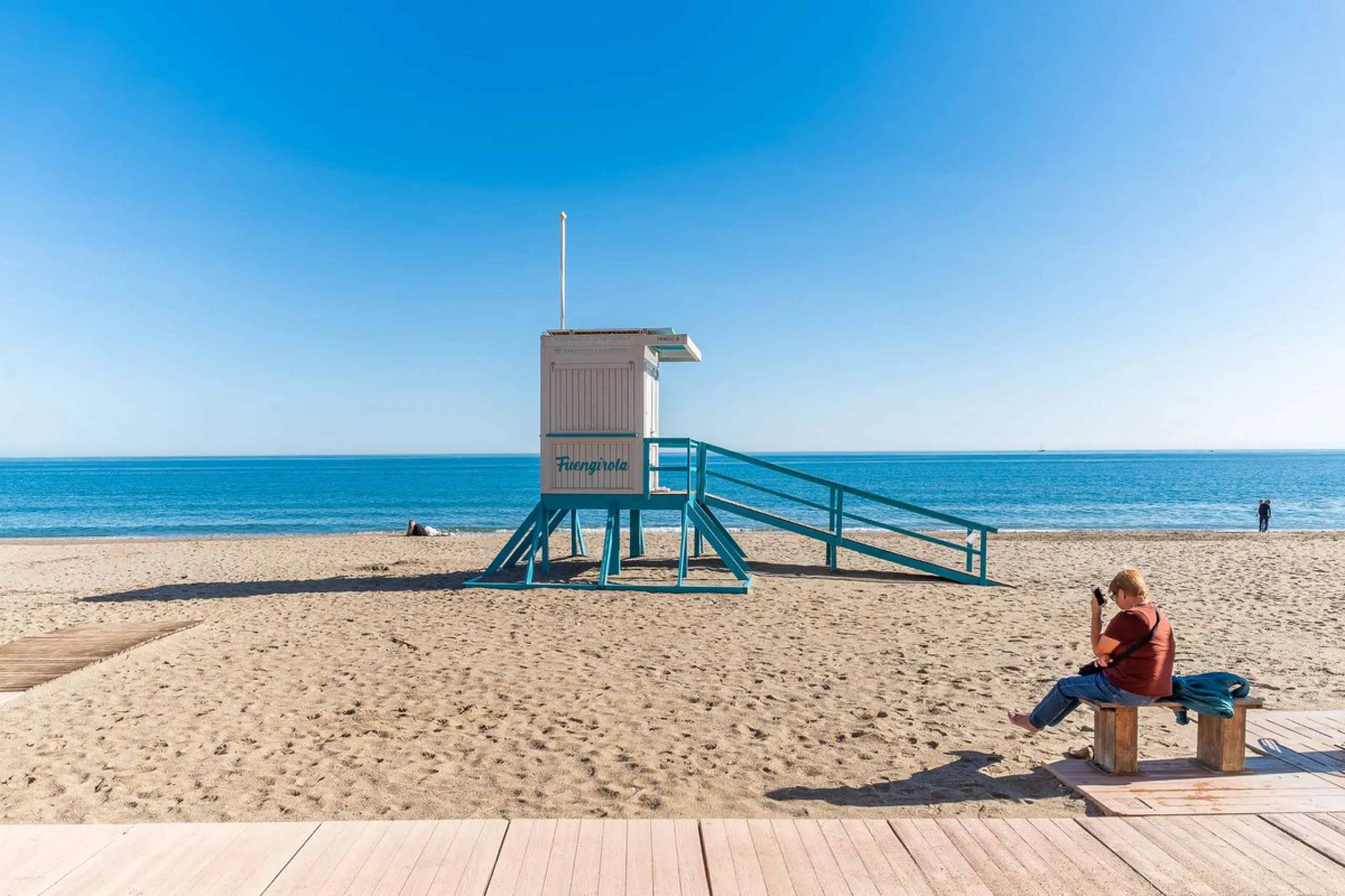 Discover this pristine, fully furnished 1-bedroom apartment in the iconic Edificio Perla 5, ideally positioned frontline beach in the very heart of Fuengirola, Málaga. Priced at €322,500, this residence offers spectacular beach and city views, combining M