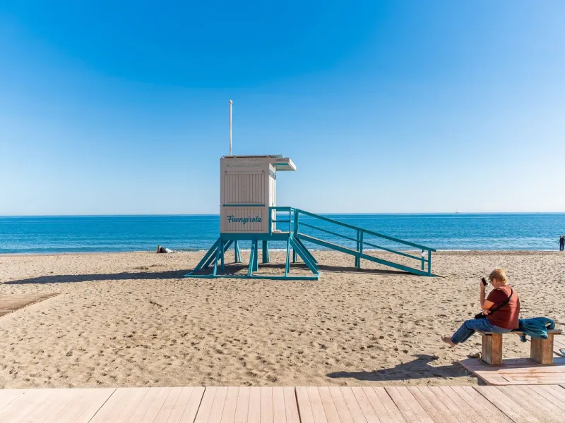 Discover this pristine, fully furnished 1-bedroom apartment in the iconic Edificio Perla 5, ideally positioned frontline beach in the very heart of Fuengirola, Málaga. Priced at €322,500, this residence offers spectacular beach and city views, combining M