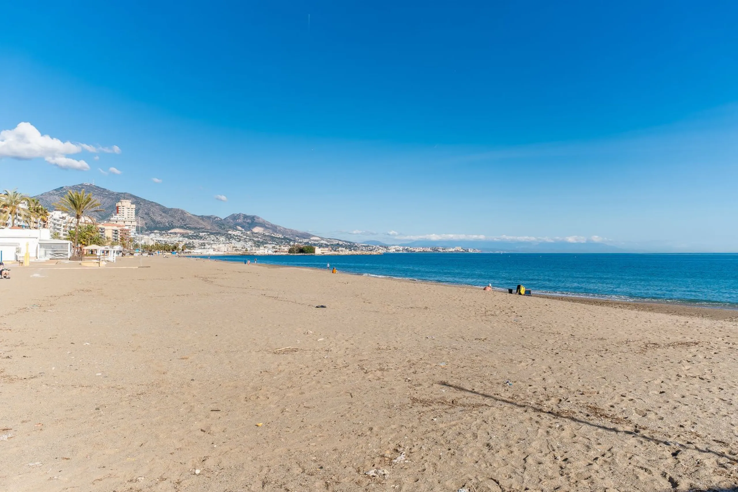 Discover this pristine, fully furnished 1-bedroom apartment in the iconic Edificio Perla 5, ideally positioned frontline beach in the very heart of Fuengirola, Málaga. Priced at €322,500, this residence offers spectacular beach and city views, combining M