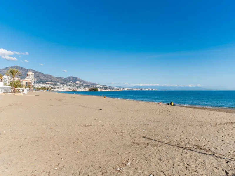 Discover this pristine, fully furnished 1-bedroom apartment in the iconic Edificio Perla 5, ideally positioned frontline beach in the very heart of Fuengirola, Málaga. Priced at €322,500, this residence offers spectacular beach and city views, combining M