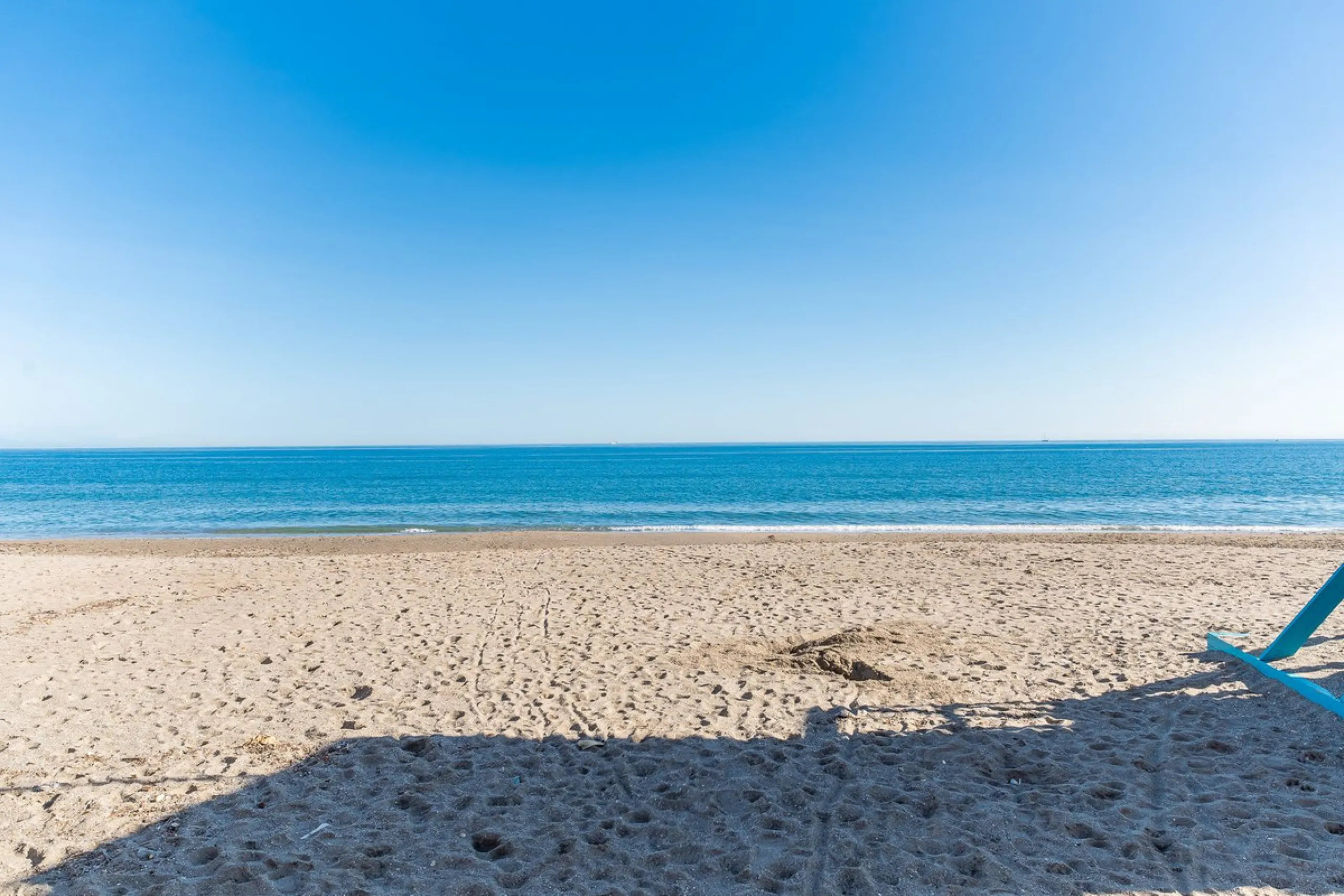 Discover this pristine, fully furnished 1-bedroom apartment in the iconic Edificio Perla 5, ideally positioned frontline beach in the very heart of Fuengirola, Málaga. Priced at €322,500, this residence offers spectacular beach and city views, combining M