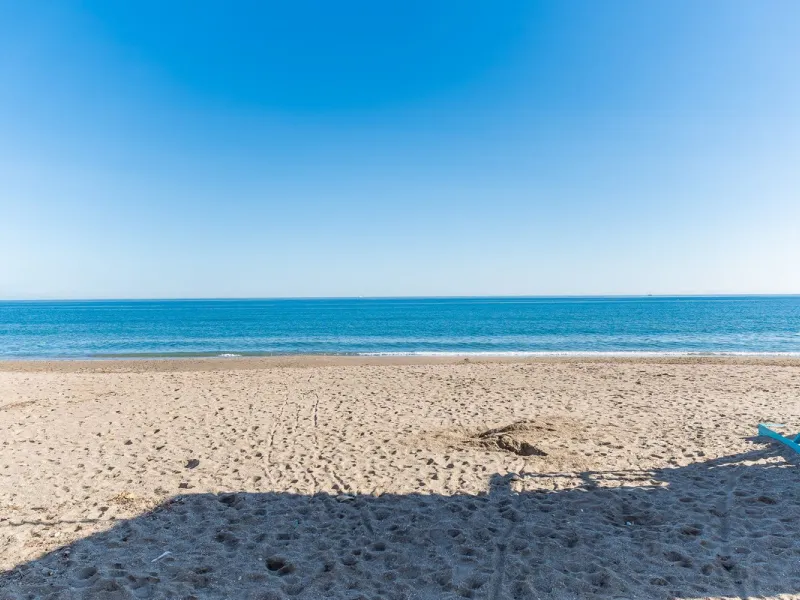Discover this pristine, fully furnished 1-bedroom apartment in the iconic Edificio Perla 5, ideally positioned frontline beach in the very heart of Fuengirola, Málaga. Priced at €322,500, this residence offers spectacular beach and city views, combining M