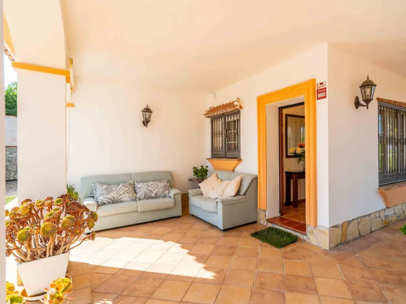 Built in 2007 and kept in excellent condition, this beautiful countryside villa offers a peaceful lifestyle with modern comforts, just minutes from La Trocha Shopping Centre and only a short drive to Málaga, the airport, and the Costa del Sol's beaches.