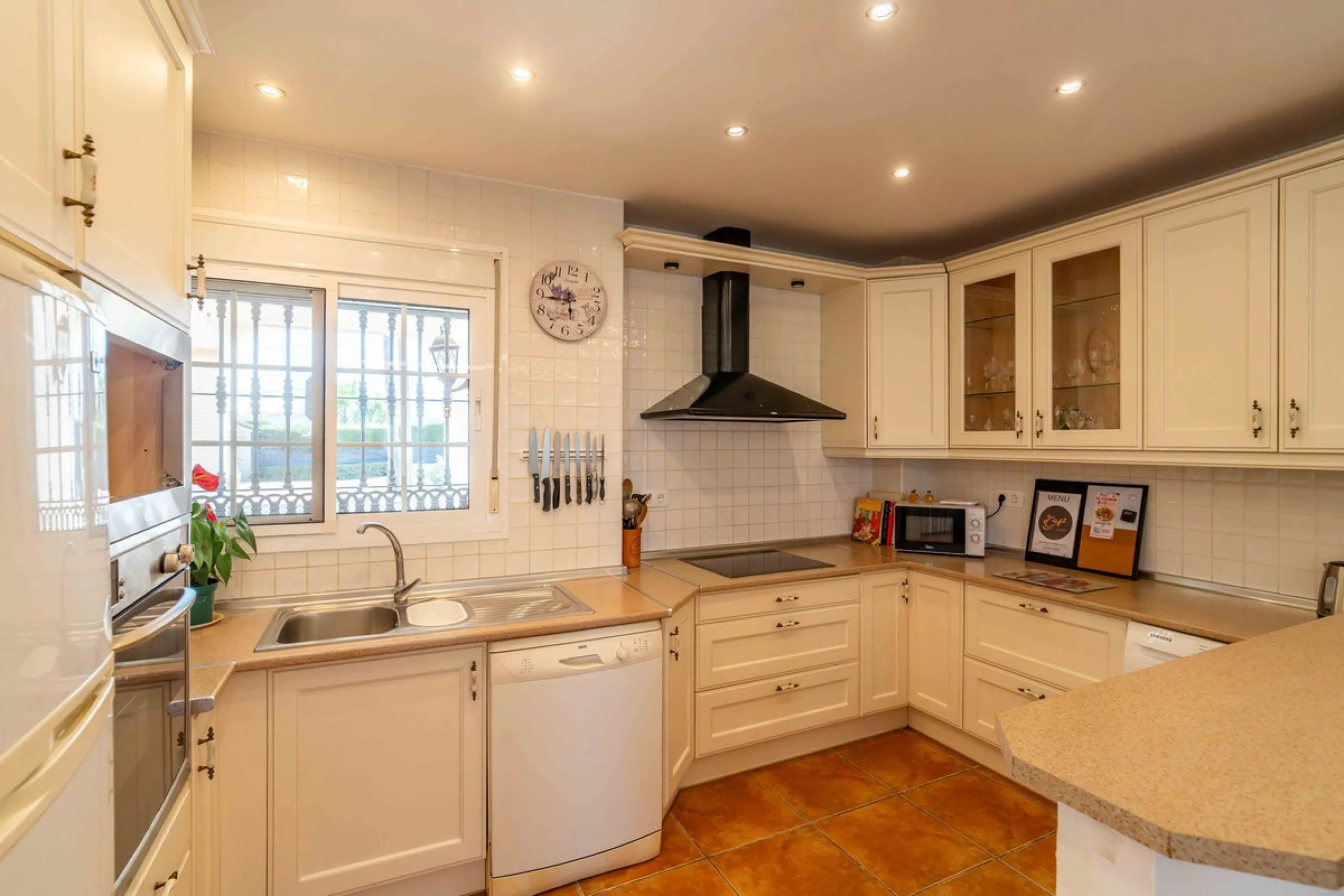 Built in 2007 and kept in excellent condition, this beautiful countryside villa offers a peaceful lifestyle with modern comforts, just minutes from La Trocha Shopping Centre and only a short drive to Málaga, the airport, and the Costa del Sol's beaches.