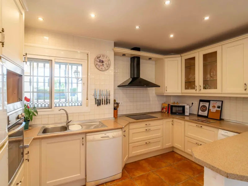 Built in 2007 and kept in excellent condition, this beautiful countryside villa offers a peaceful lifestyle with modern comforts, just minutes from La Trocha Shopping Centre and only a short drive to Málaga, the airport, and the Costa del Sol's beaches.
