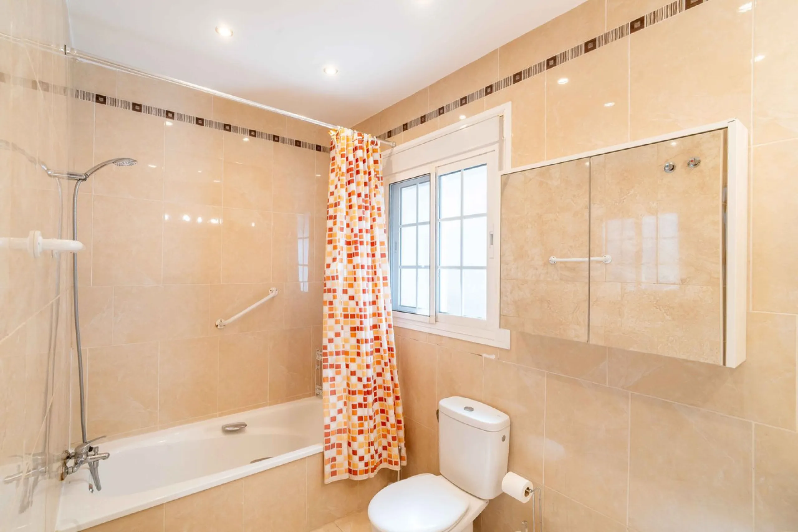 Built in 2007 and kept in excellent condition, this beautiful countryside villa offers a peaceful lifestyle with modern comforts, just minutes from La Trocha Shopping Centre and only a short drive to Málaga, the airport, and the Costa del Sol's beaches.