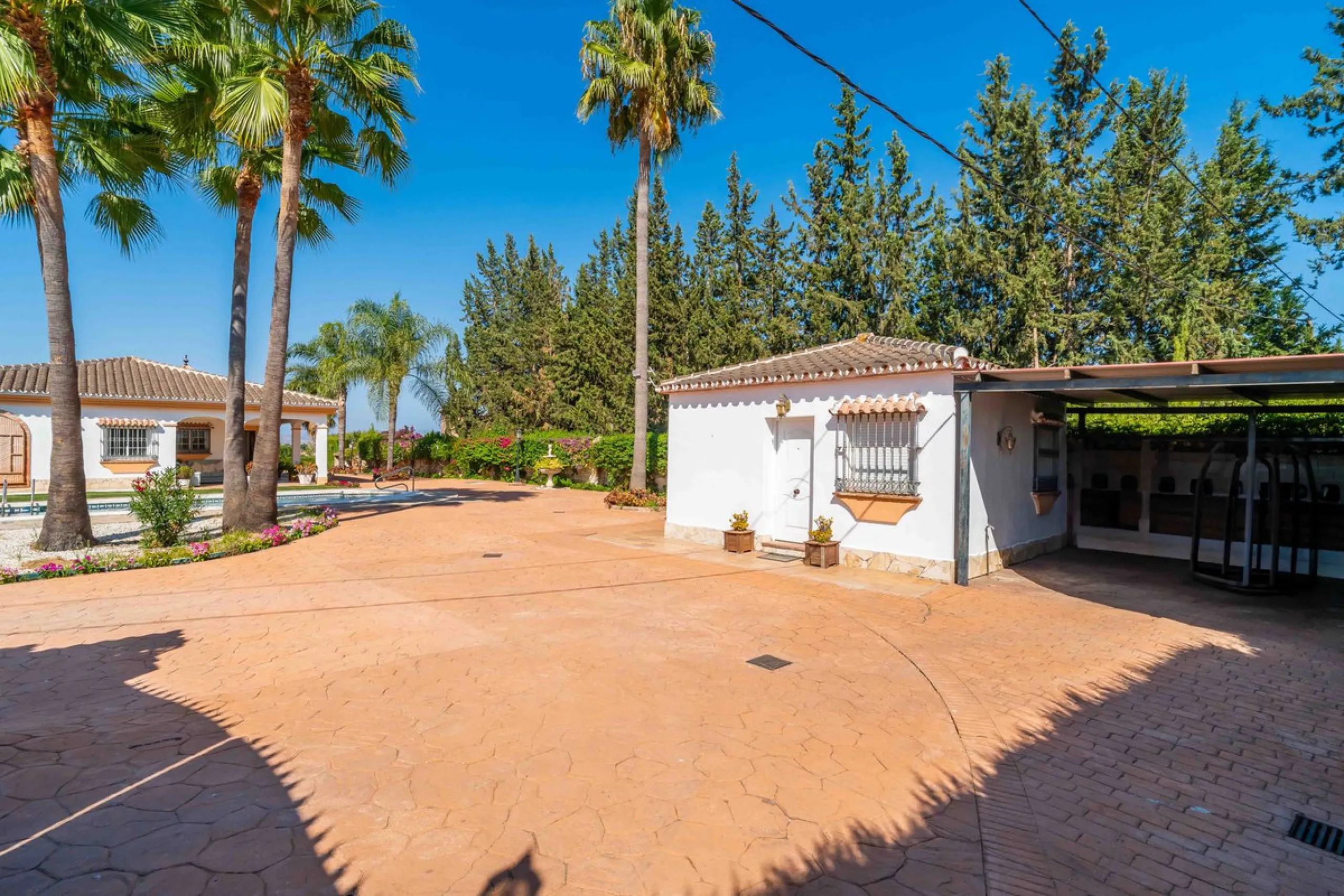Built in 2007 and kept in excellent condition, this beautiful countryside villa offers a peaceful lifestyle with modern comforts, just minutes from La Trocha Shopping Centre and only a short drive to Málaga, the airport, and the Costa del Sol's beaches.