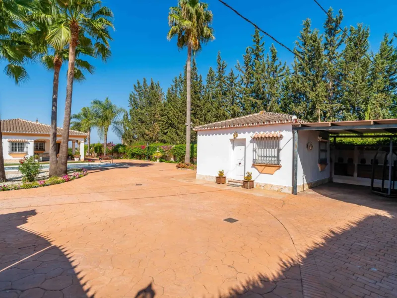 Built in 2007 and kept in excellent condition, this beautiful countryside villa offers a peaceful lifestyle with modern comforts, just minutes from La Trocha Shopping Centre and only a short drive to Málaga, the airport, and the Costa del Sol's beaches.