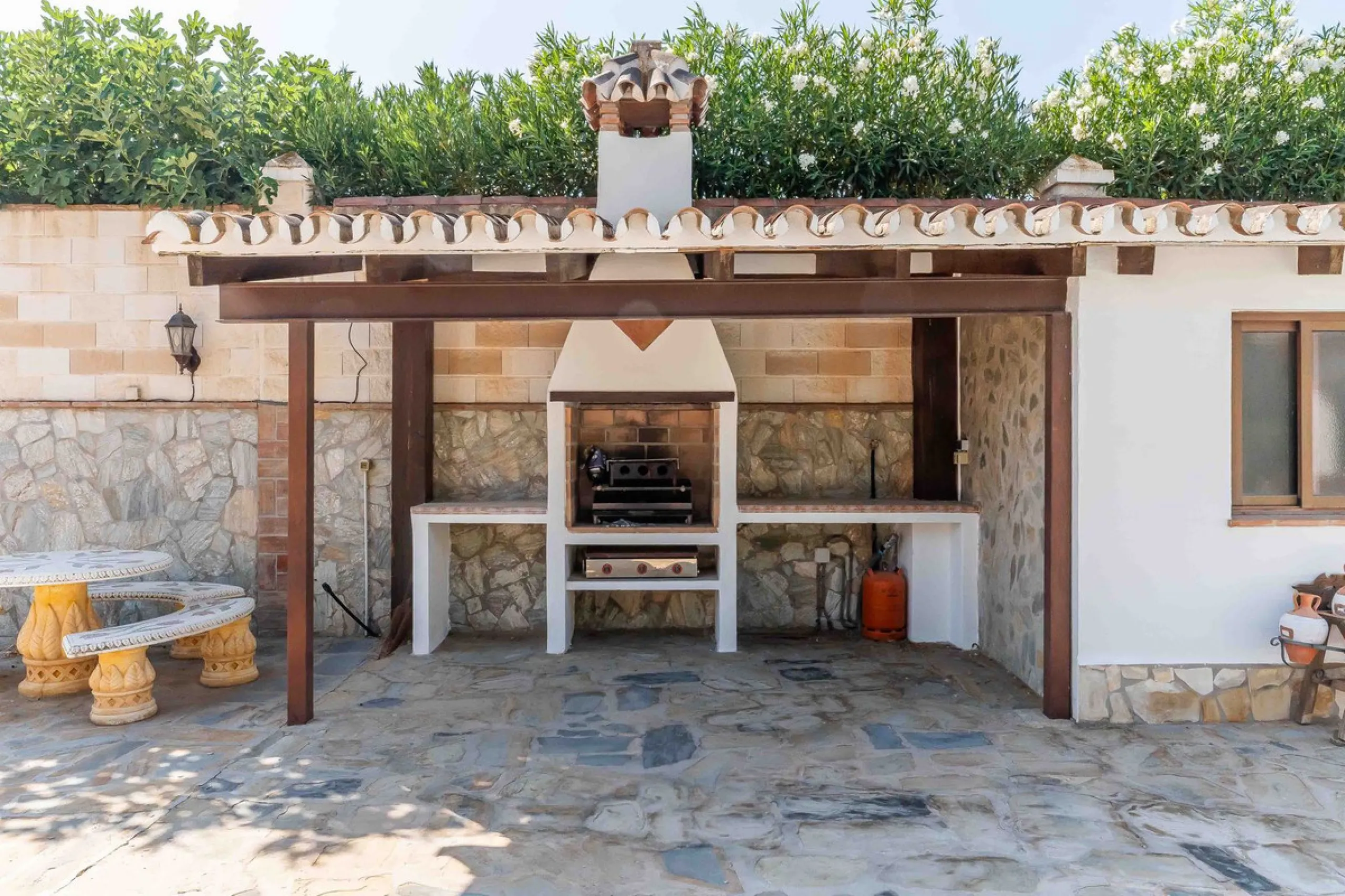 Built in 2007 and kept in excellent condition, this beautiful countryside villa offers a peaceful lifestyle with modern comforts, just minutes from La Trocha Shopping Centre and only a short drive to Málaga, the airport, and the Costa del Sol's beaches.