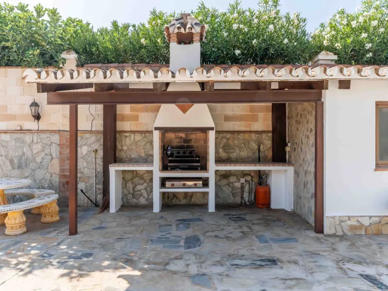 Built in 2007 and kept in excellent condition, this beautiful countryside villa offers a peaceful lifestyle with modern comforts, just minutes from La Trocha Shopping Centre and only a short drive to Málaga, the airport, and the Costa del Sol's beaches.