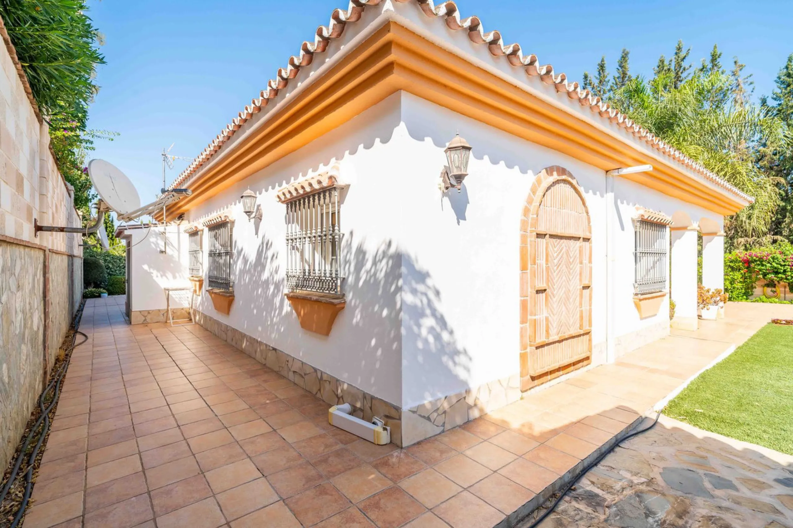 Built in 2007 and kept in excellent condition, this beautiful countryside villa offers a peaceful lifestyle with modern comforts, just minutes from La Trocha Shopping Centre and only a short drive to Málaga, the airport, and the Costa del Sol's beaches.