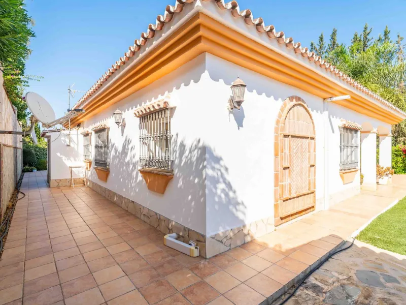 Built in 2007 and kept in excellent condition, this beautiful countryside villa offers a peaceful lifestyle with modern comforts, just minutes from La Trocha Shopping Centre and only a short drive to Málaga, the airport, and the Costa del Sol's beaches.
