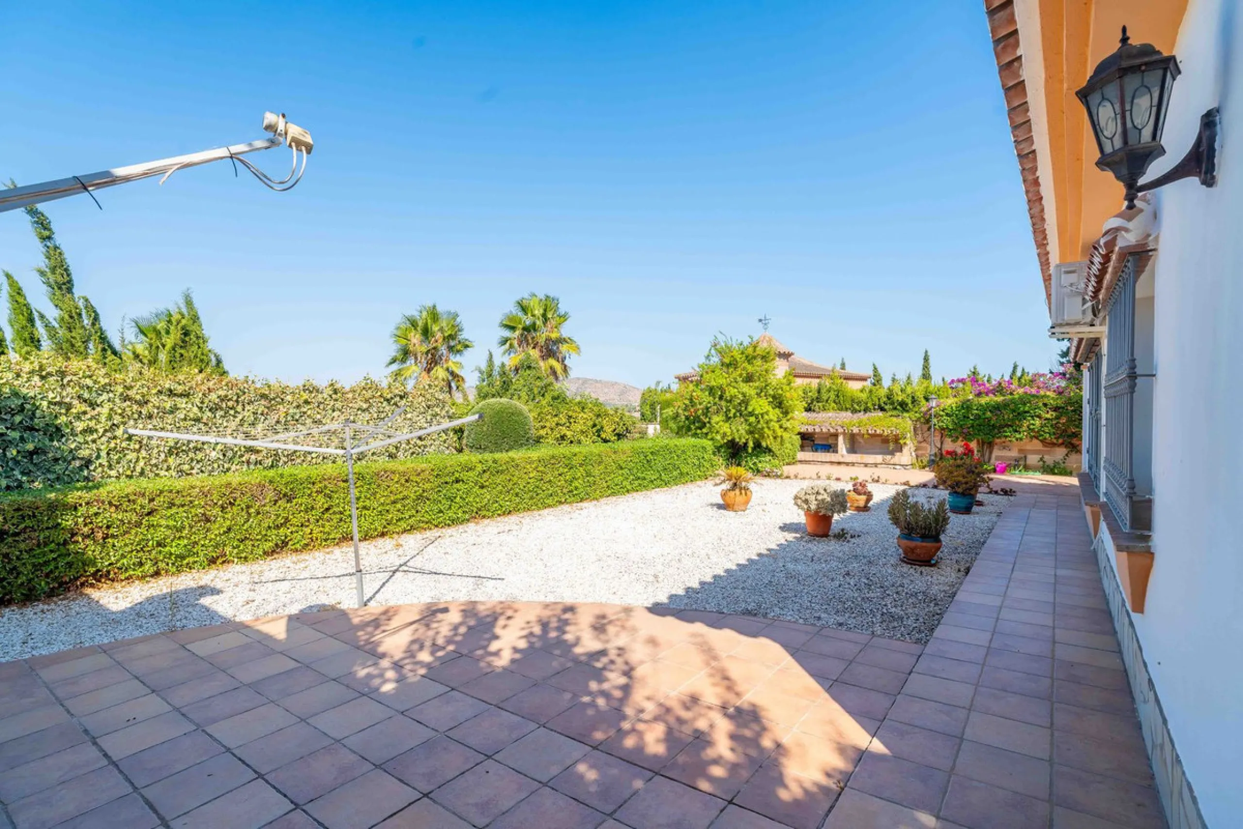 Built in 2007 and kept in excellent condition, this beautiful countryside villa offers a peaceful lifestyle with modern comforts, just minutes from La Trocha Shopping Centre and only a short drive to Málaga, the airport, and the Costa del Sol's beaches.