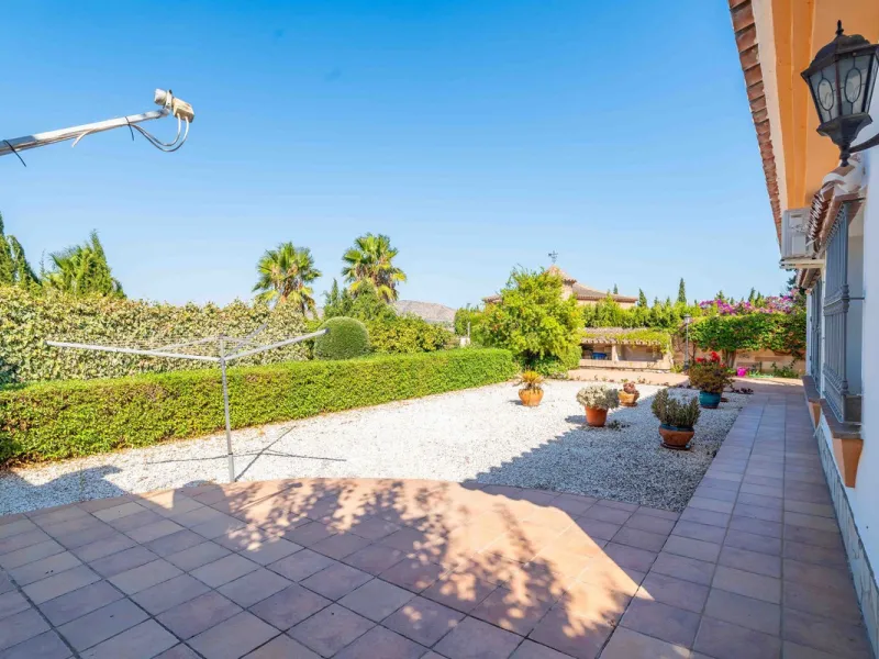 Built in 2007 and kept in excellent condition, this beautiful countryside villa offers a peaceful lifestyle with modern comforts, just minutes from La Trocha Shopping Centre and only a short drive to Málaga, the airport, and the Costa del Sol's beaches.