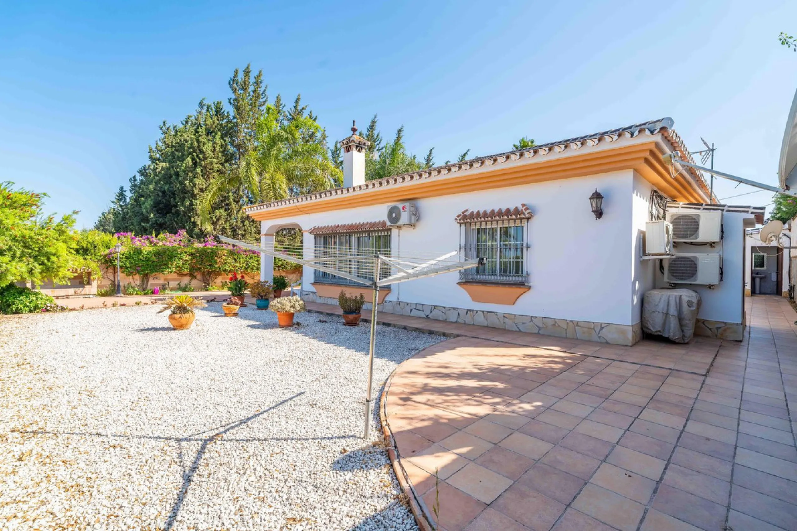 Built in 2007 and kept in excellent condition, this beautiful countryside villa offers a peaceful lifestyle with modern comforts, just minutes from La Trocha Shopping Centre and only a short drive to Málaga, the airport, and the Costa del Sol's beaches.