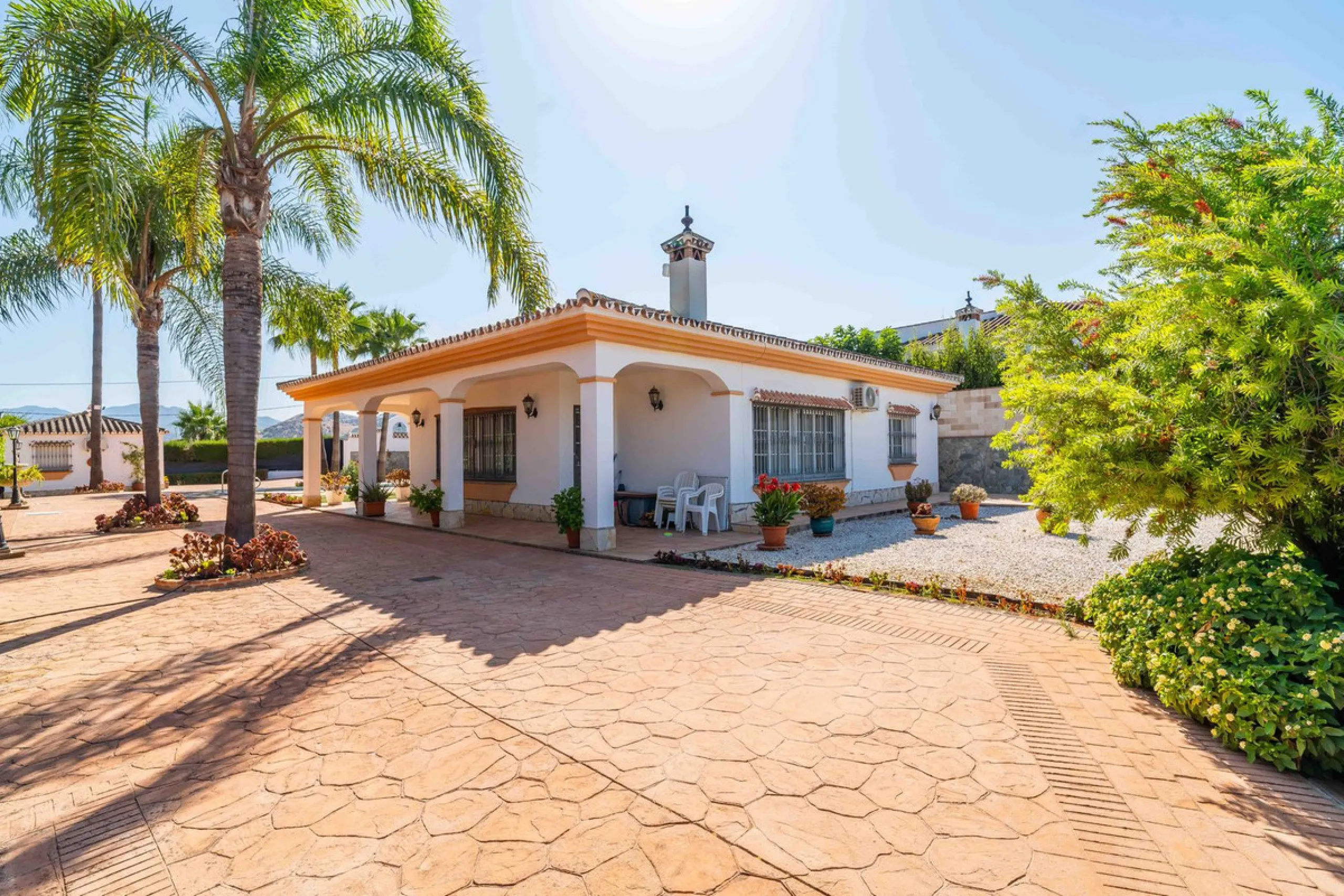 Built in 2007 and kept in excellent condition, this beautiful countryside villa offers a peaceful lifestyle with modern comforts, just minutes from La Trocha Shopping Centre and only a short drive to Málaga, the airport, and the Costa del Sol's beaches.