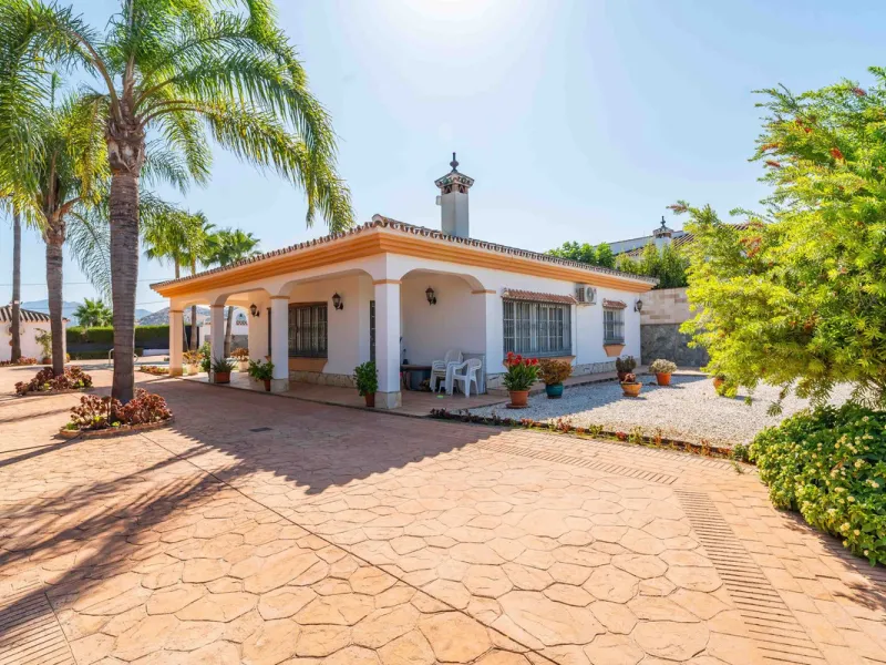 Built in 2007 and kept in excellent condition, this beautiful countryside villa offers a peaceful lifestyle with modern comforts, just minutes from La Trocha Shopping Centre and only a short drive to Málaga, the airport, and the Costa del Sol's beaches.