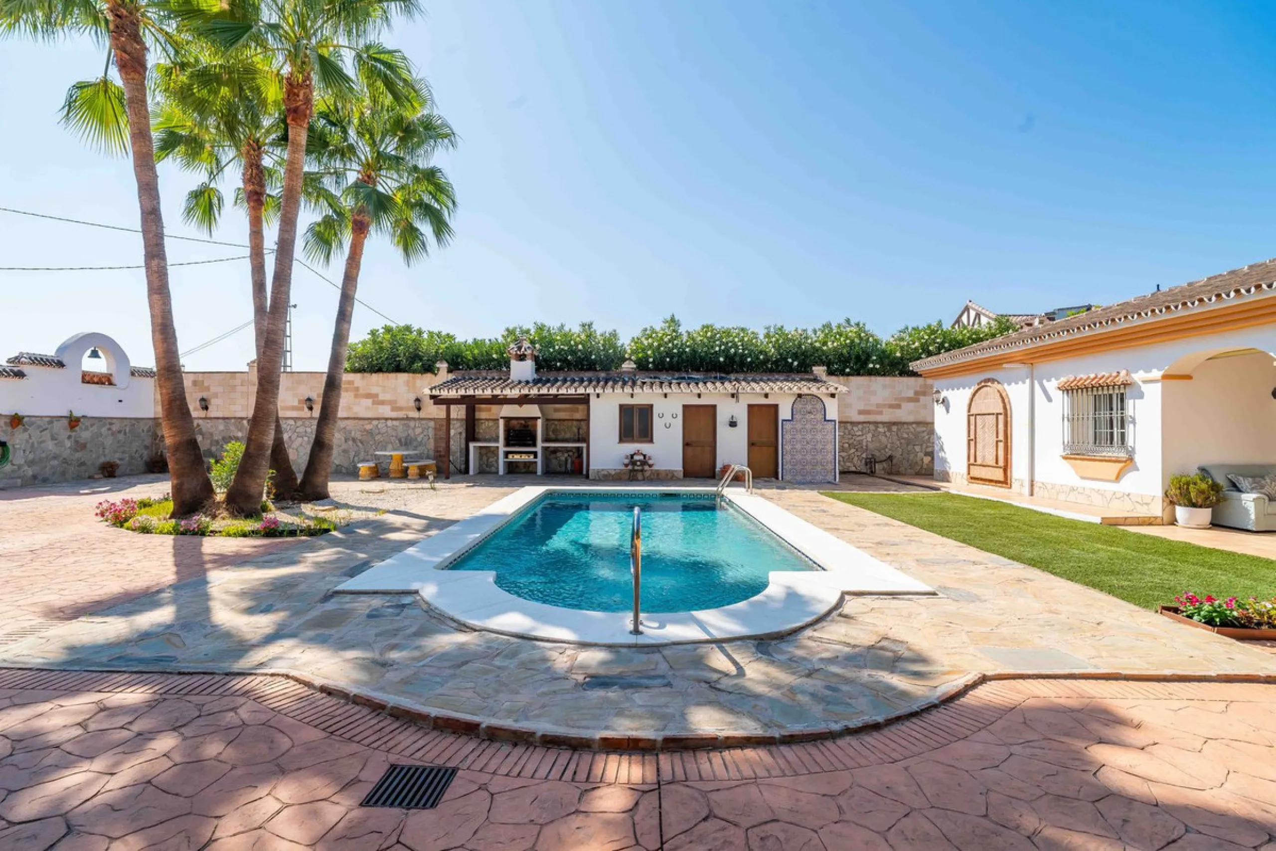 Built in 2007 and kept in excellent condition, this beautiful countryside villa offers a peaceful lifestyle with modern comforts, just minutes from La Trocha Shopping Centre and only a short drive to Málaga, the airport, and the Costa del Sol's beaches.