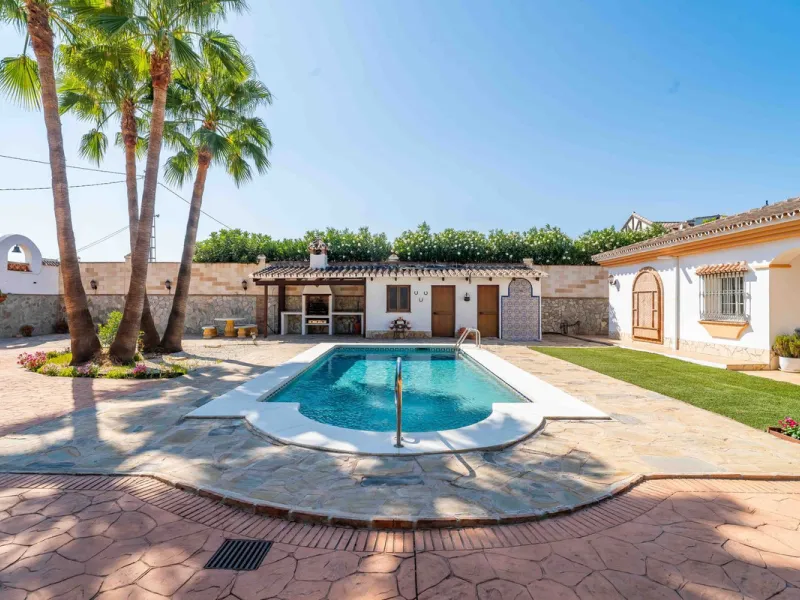 Built in 2007 and kept in excellent condition, this beautiful countryside villa offers a peaceful lifestyle with modern comforts, just minutes from La Trocha Shopping Centre and only a short drive to Málaga, the airport, and the Costa del Sol's beaches.