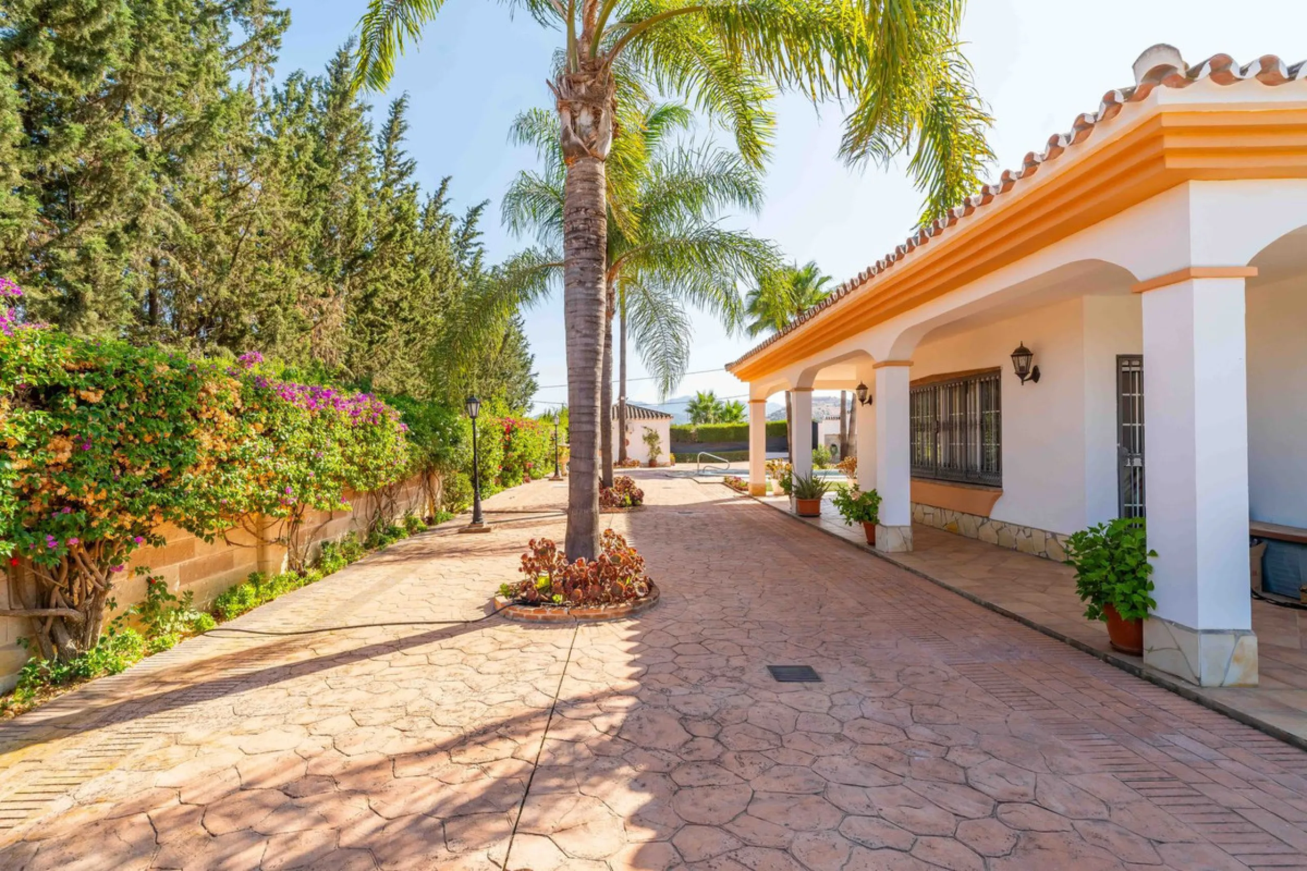 Built in 2007 and kept in excellent condition, this beautiful countryside villa offers a peaceful lifestyle with modern comforts, just minutes from La Trocha Shopping Centre and only a short drive to Málaga, the airport, and the Costa del Sol's beaches.