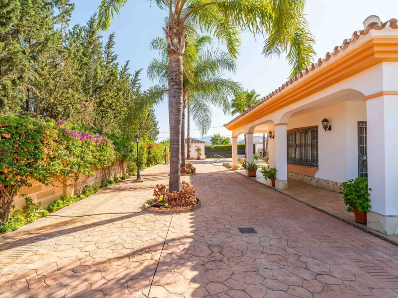 Built in 2007 and kept in excellent condition, this beautiful countryside villa offers a peaceful lifestyle with modern comforts, just minutes from La Trocha Shopping Centre and only a short drive to Málaga, the airport, and the Costa del Sol's beaches.