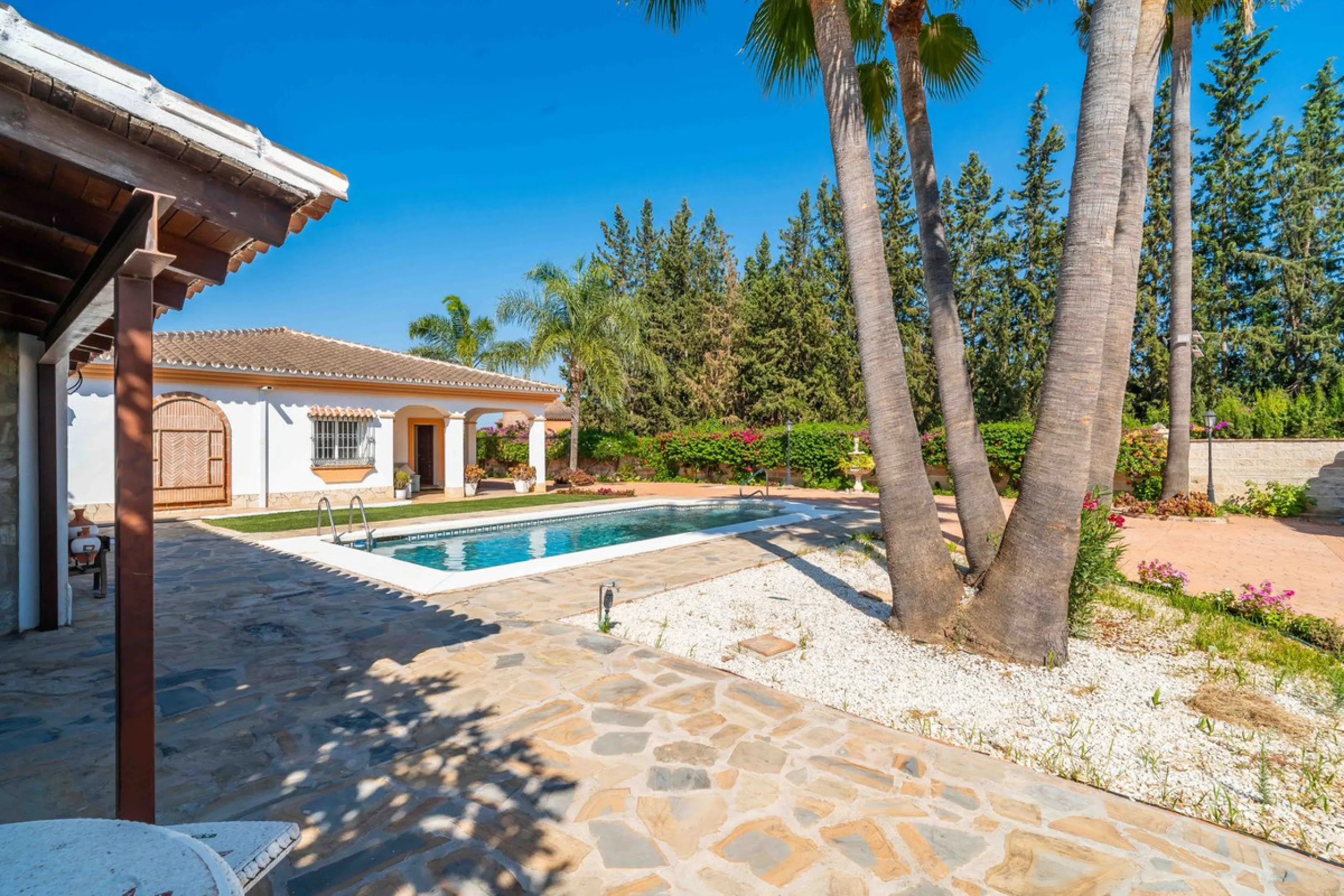 Built in 2007 and kept in excellent condition, this beautiful countryside villa offers a peaceful lifestyle with modern comforts, just minutes from La Trocha Shopping Centre and only a short drive to Málaga, the airport, and the Costa del Sol's beaches.