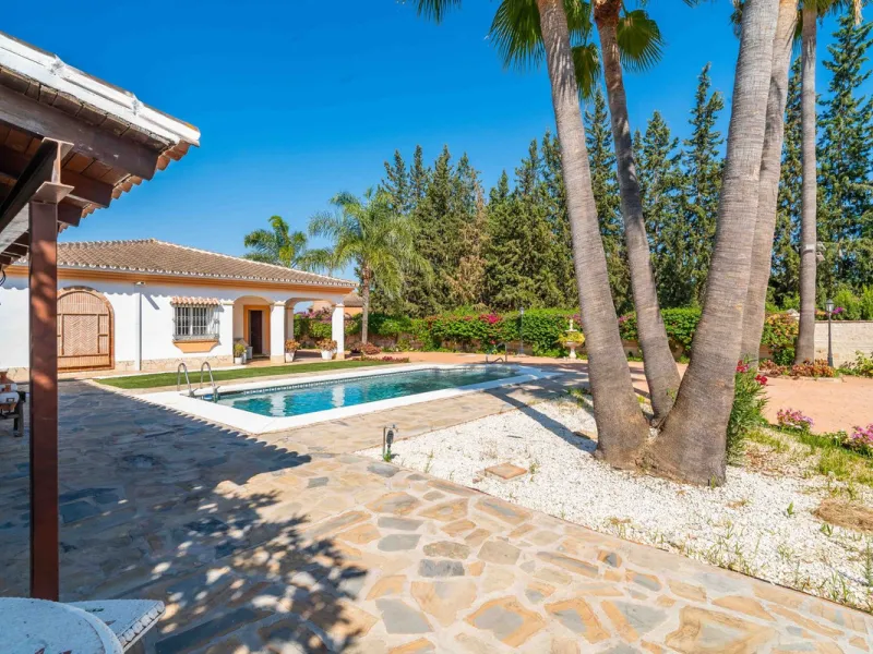 Built in 2007 and kept in excellent condition, this beautiful countryside villa offers a peaceful lifestyle with modern comforts, just minutes from La Trocha Shopping Centre and only a short drive to Málaga, the airport, and the Costa del Sol's beaches.