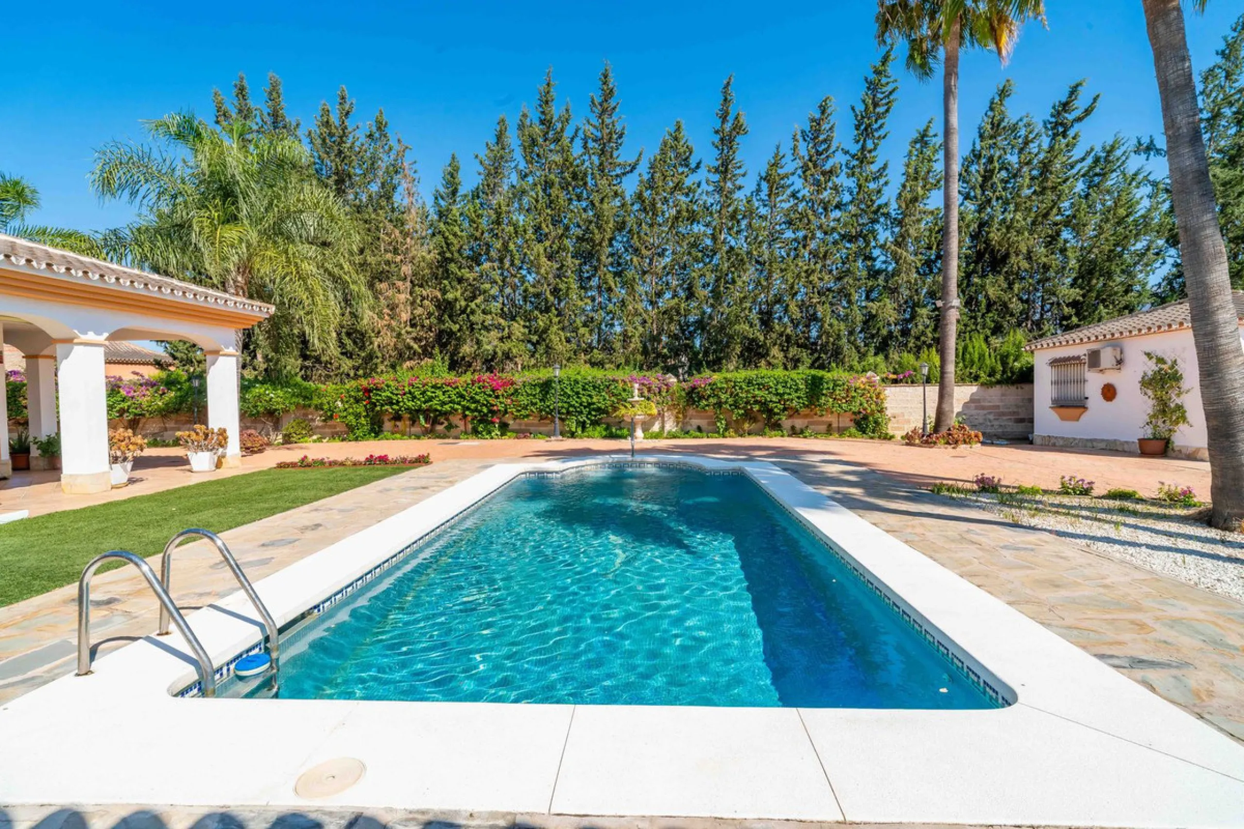Built in 2007 and kept in excellent condition, this beautiful countryside villa offers a peaceful lifestyle with modern comforts, just minutes from La Trocha Shopping Centre and only a short drive to Málaga, the airport, and the Costa del Sol's beaches.