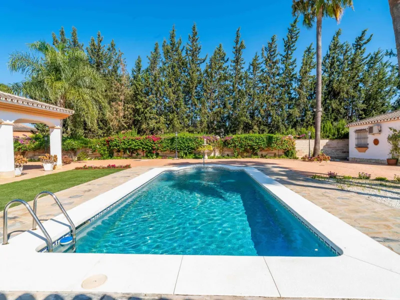 Built in 2007 and kept in excellent condition, this beautiful countryside villa offers a peaceful lifestyle with modern comforts, just minutes from La Trocha Shopping Centre and only a short drive to Málaga, the airport, and the Costa del Sol's beaches.