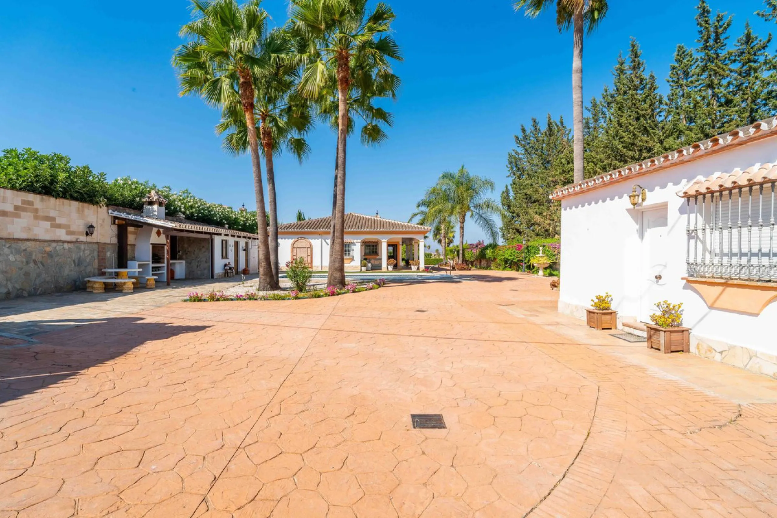 Built in 2007 and kept in excellent condition, this beautiful countryside villa offers a peaceful lifestyle with modern comforts, just minutes from La Trocha Shopping Centre and only a short drive to Málaga, the airport, and the Costa del Sol's beaches.