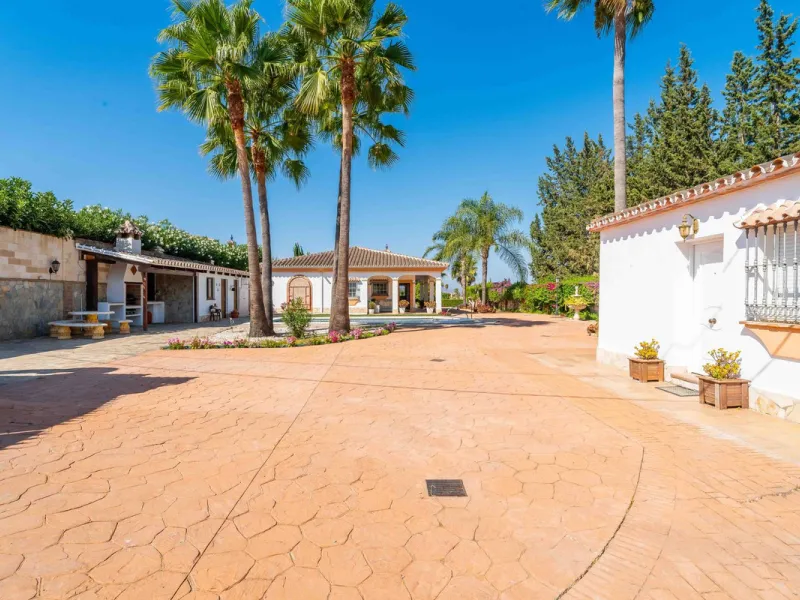 Built in 2007 and kept in excellent condition, this beautiful countryside villa offers a peaceful lifestyle with modern comforts, just minutes from La Trocha Shopping Centre and only a short drive to Málaga, the airport, and the Costa del Sol's beaches.