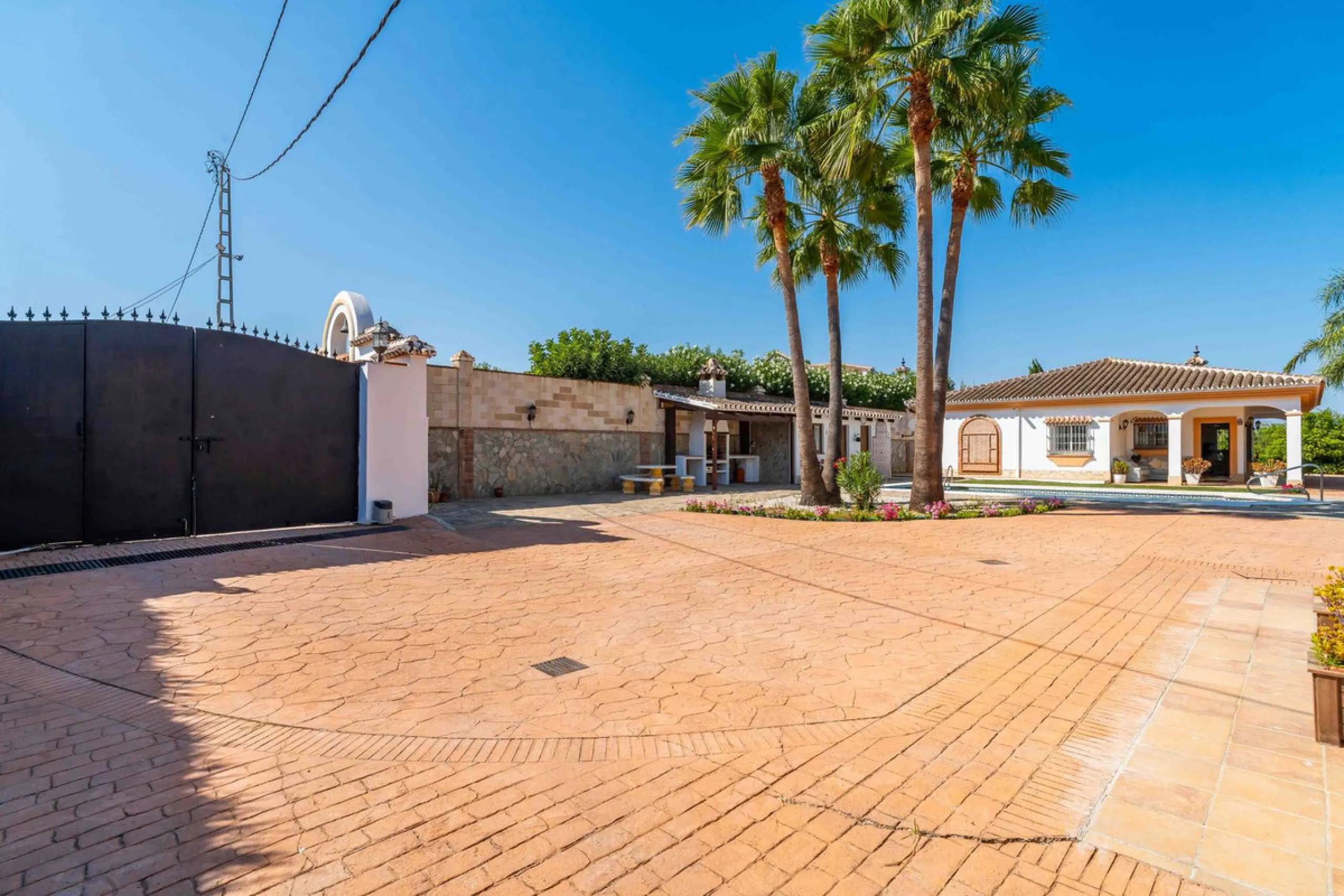 Built in 2007 and kept in excellent condition, this beautiful countryside villa offers a peaceful lifestyle with modern comforts, just minutes from La Trocha Shopping Centre and only a short drive to Málaga, the airport, and the Costa del Sol's beaches.
