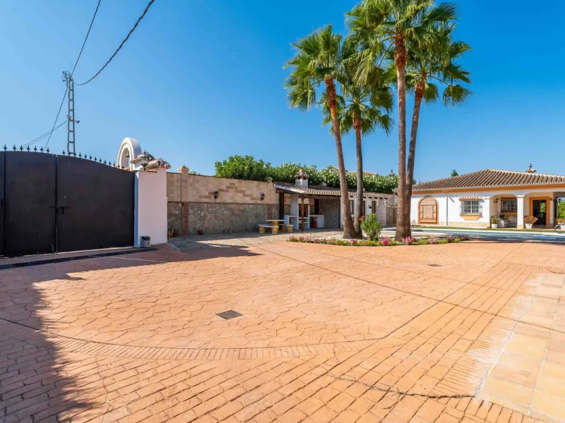 Built in 2007 and kept in excellent condition, this beautiful countryside villa offers a peaceful lifestyle with modern comforts, just minutes from La Trocha Shopping Centre and only a short drive to Málaga, the airport, and the Costa del Sol's beaches.