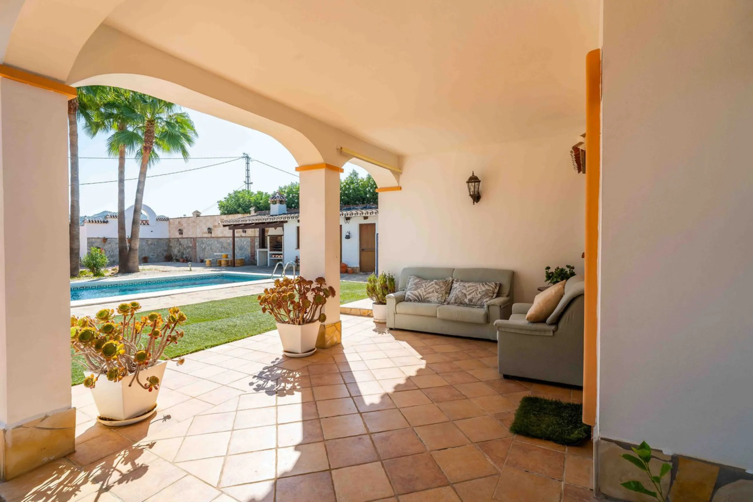 Built in 2007 and kept in excellent condition, this beautiful countryside villa offers a peaceful lifestyle with modern comforts, just minutes from La Trocha Shopping Centre and only a short drive to Málaga, the airport, and the Costa del Sol's beaches.