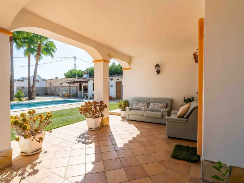 Built in 2007 and kept in excellent condition, this beautiful countryside villa offers a peaceful lifestyle with modern comforts, just minutes from La Trocha Shopping Centre and only a short drive to Málaga, the airport, and the Costa del Sol's beaches.