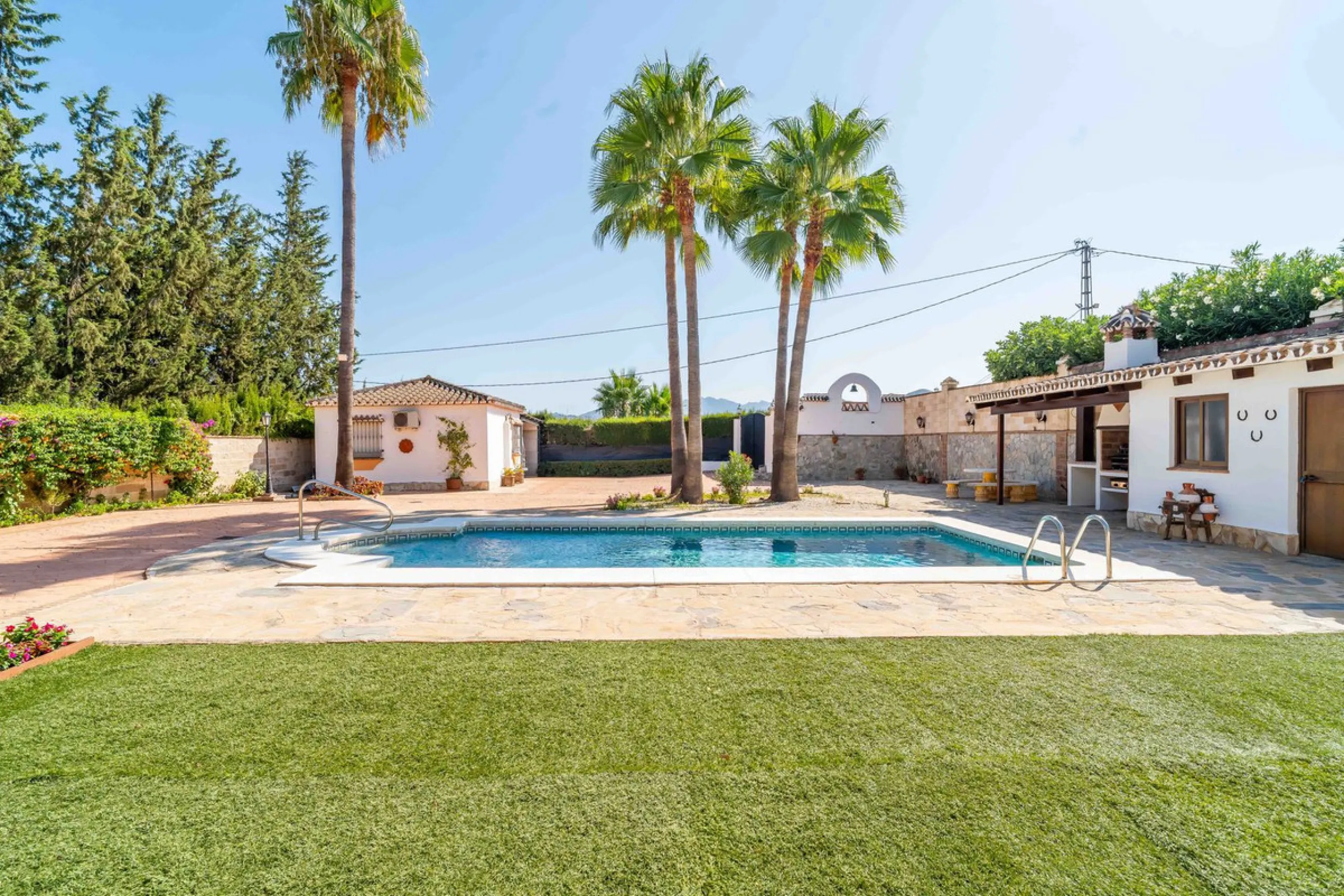 Built in 2007 and kept in excellent condition, this beautiful countryside villa offers a peaceful lifestyle with modern comforts, just minutes from La Trocha Shopping Centre and only a short drive to Málaga, the airport, and the Costa del Sol's beaches.