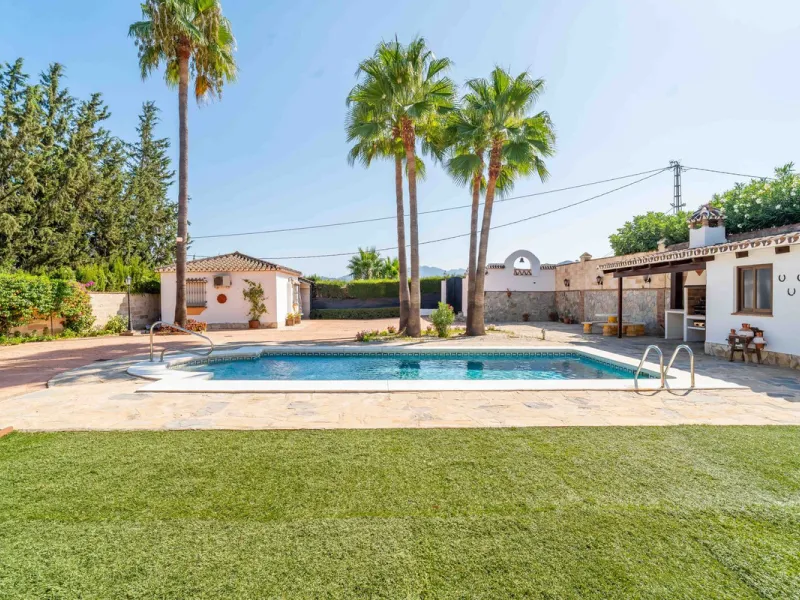 Built in 2007 and kept in excellent condition, this beautiful countryside villa offers a peaceful lifestyle with modern comforts, just minutes from La Trocha Shopping Centre and only a short drive to Málaga, the airport, and the Costa del Sol's beaches.