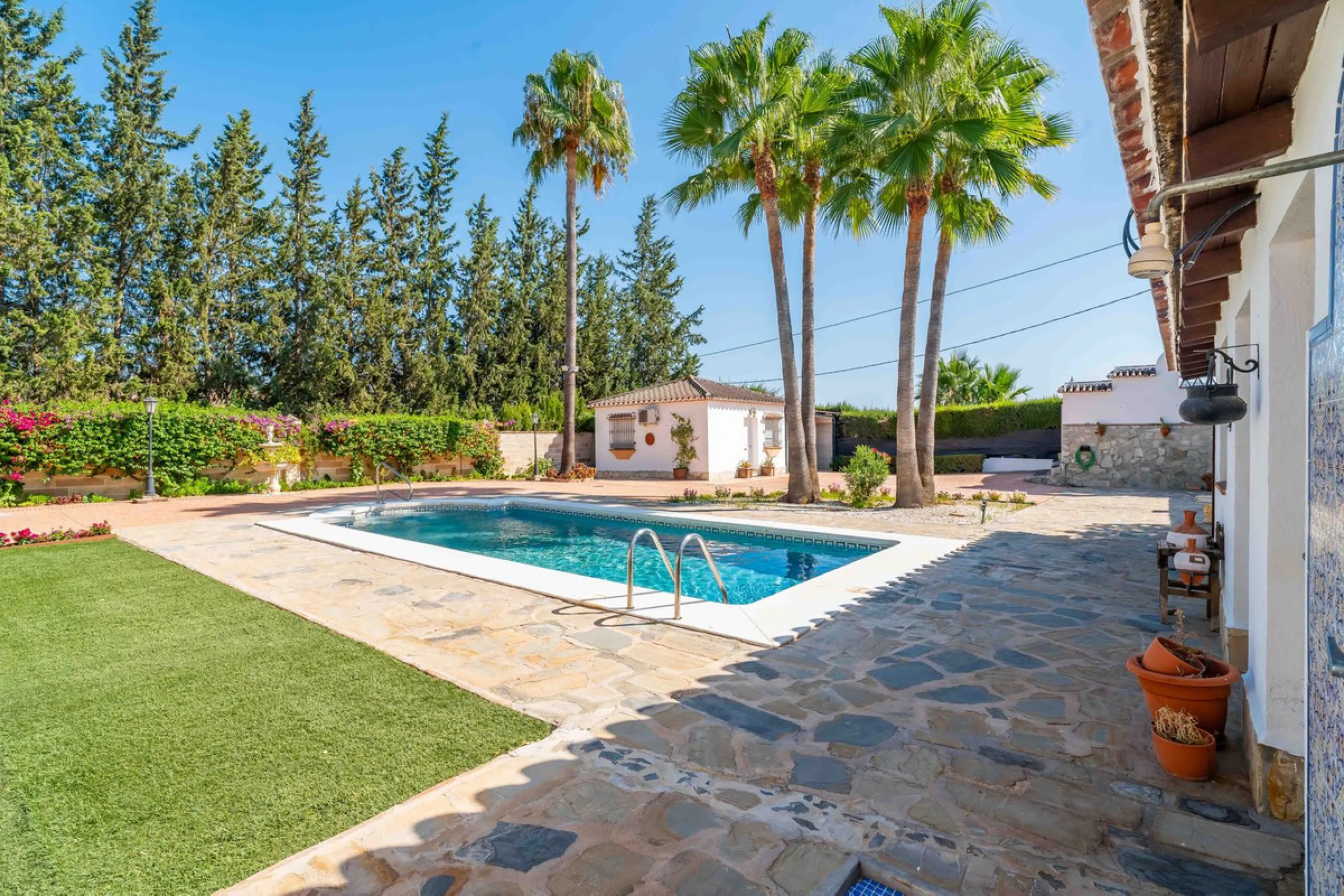 Built in 2007 and kept in excellent condition, this beautiful countryside villa offers a peaceful lifestyle with modern comforts, just minutes from La Trocha Shopping Centre and only a short drive to Málaga, the airport, and the Costa del Sol's beaches.