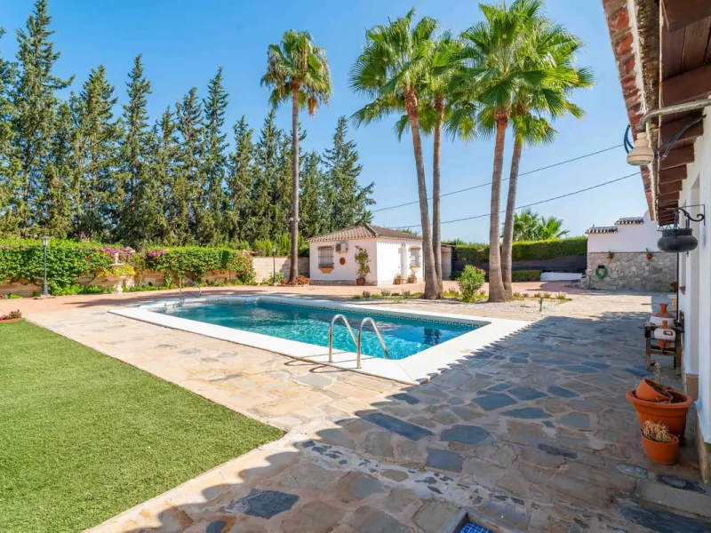 Built in 2007 and kept in excellent condition, this beautiful countryside villa offers a peaceful lifestyle with modern comforts, just minutes from La Trocha Shopping Centre and only a short drive to Málaga, the airport, and the Costa del Sol's beaches.