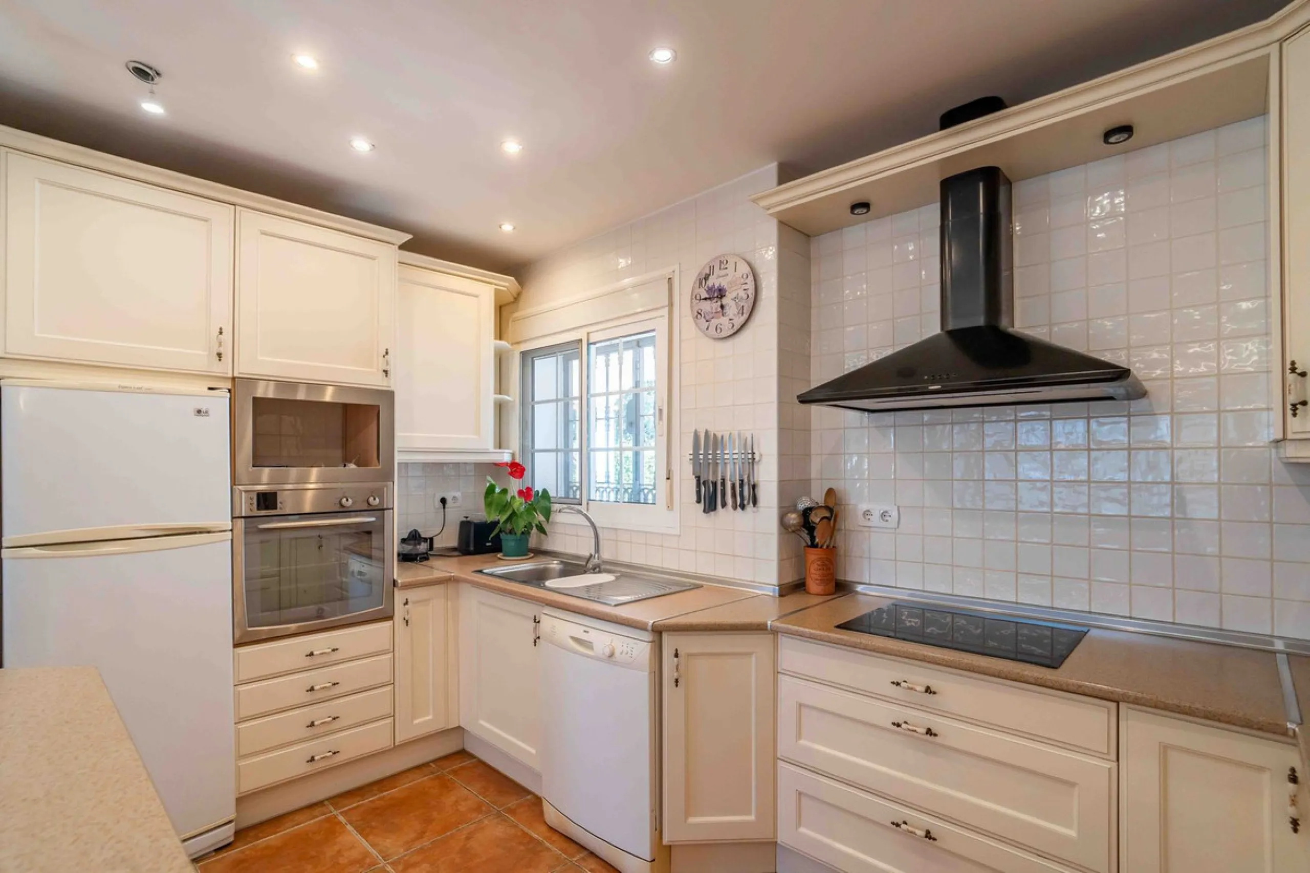 Built in 2007 and kept in excellent condition, this beautiful countryside villa offers a peaceful lifestyle with modern comforts, just minutes from La Trocha Shopping Centre and only a short drive to Málaga, the airport, and the Costa del Sol's beaches.