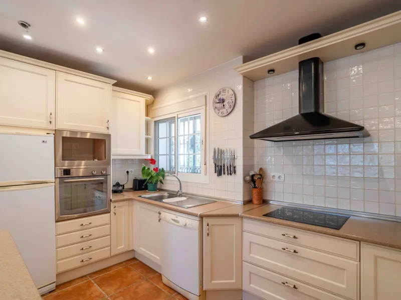 Built in 2007 and kept in excellent condition, this beautiful countryside villa offers a peaceful lifestyle with modern comforts, just minutes from La Trocha Shopping Centre and only a short drive to Málaga, the airport, and the Costa del Sol's beaches.