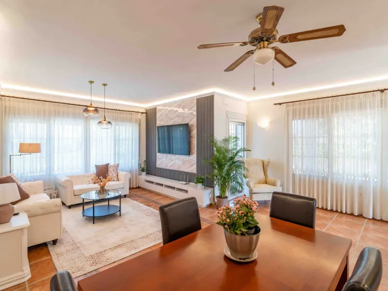 Built in 2007 and kept in excellent condition, this beautiful countryside villa offers a peaceful lifestyle with modern comforts, just minutes from La Trocha Shopping Centre and only a short drive to Málaga, the airport, and the Costa del Sol's beaches.