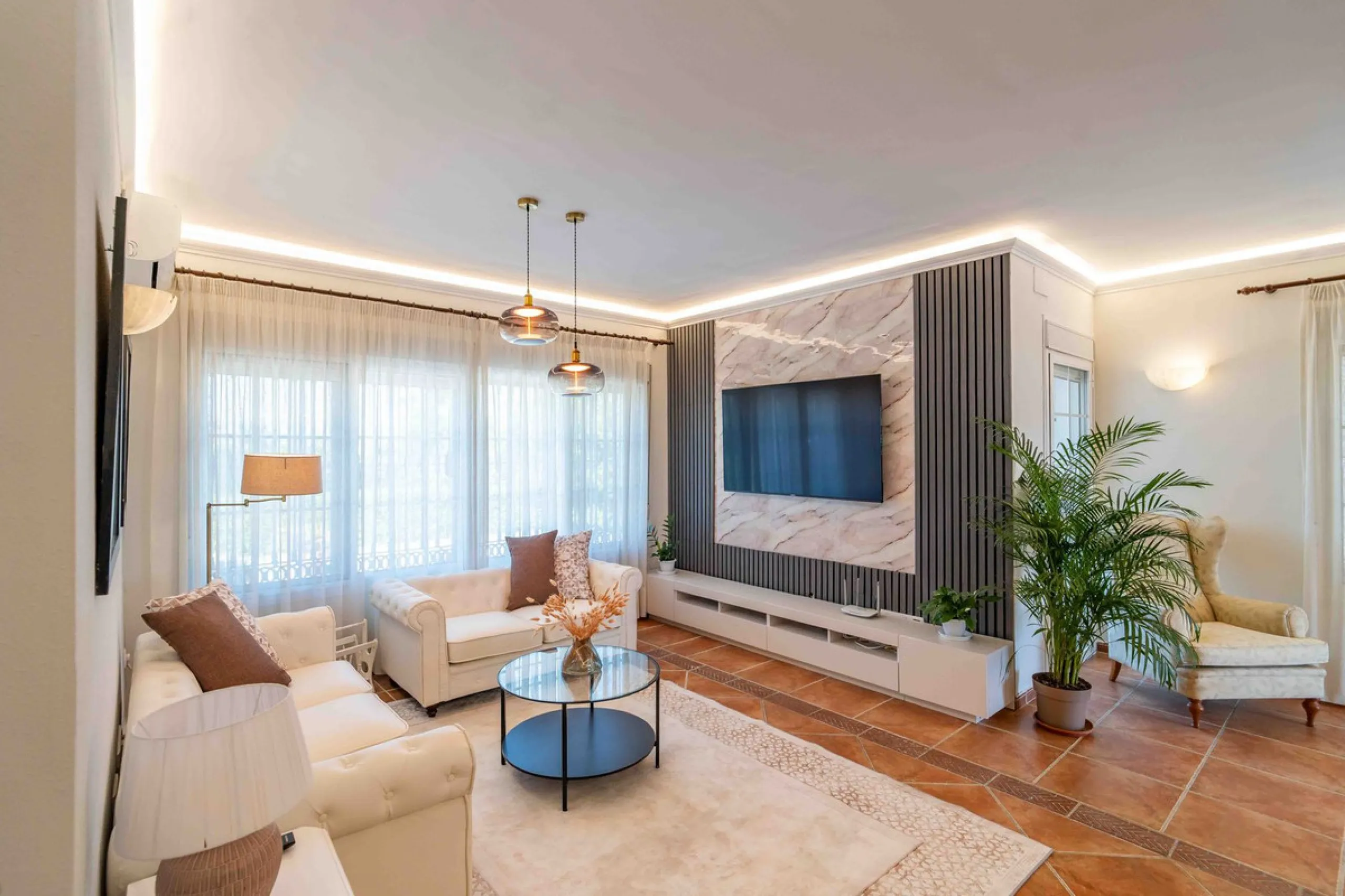 Built in 2007 and kept in excellent condition, this beautiful countryside villa offers a peaceful lifestyle with modern comforts, just minutes from La Trocha Shopping Centre and only a short drive to Málaga, the airport, and the Costa del Sol's beaches.