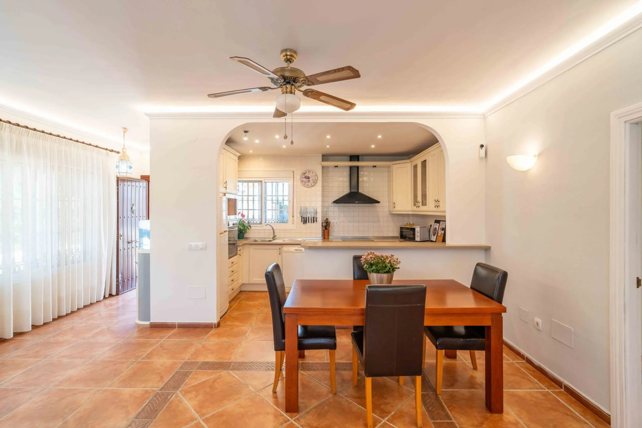 Built in 2007 and kept in excellent condition, this beautiful countryside villa offers a peaceful lifestyle with modern comforts, just minutes from La Trocha Shopping Centre and only a short drive to Málaga, the airport, and the Costa del Sol's beaches.